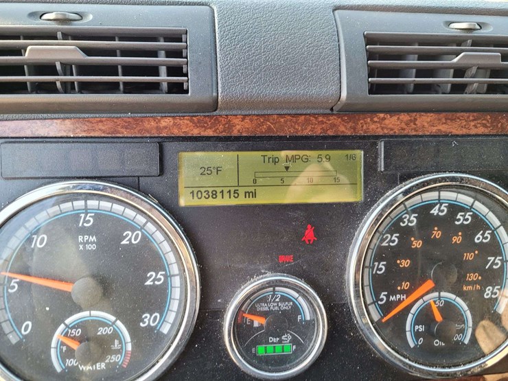 2014-freightliner-cascadia-125-image-22