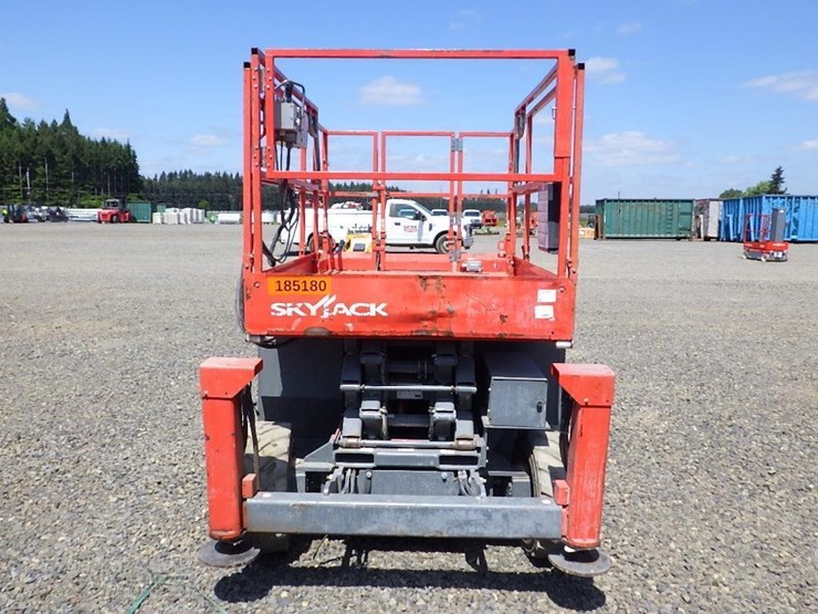2019-skyjack-sj6826rt-image-2