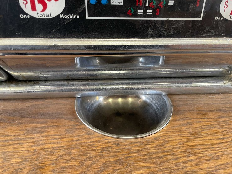 #250-•-nickel-slot-machine-and-table-image-8