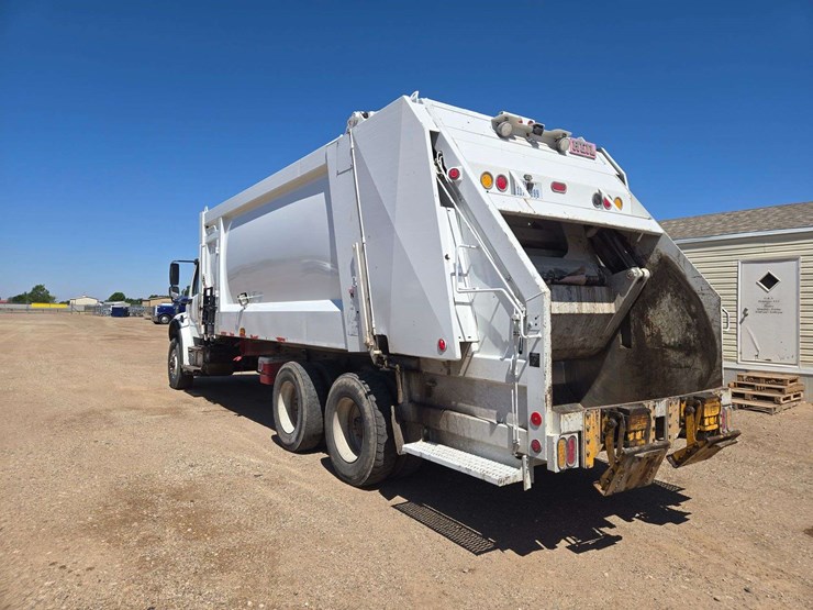 2006-freightliner-m2-106-image-5