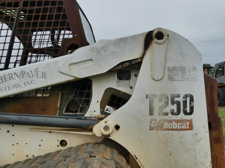2007-bobcat-t250-image-8