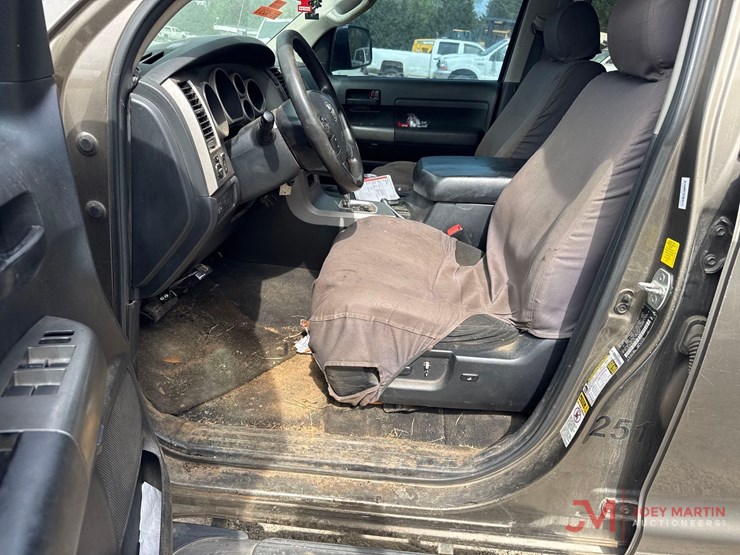 2011-toyota-tundra-sr5-image-33