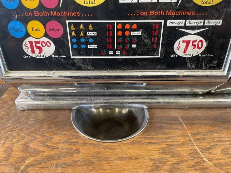 #250-•-nickel-slot-machine-and-table-image-5