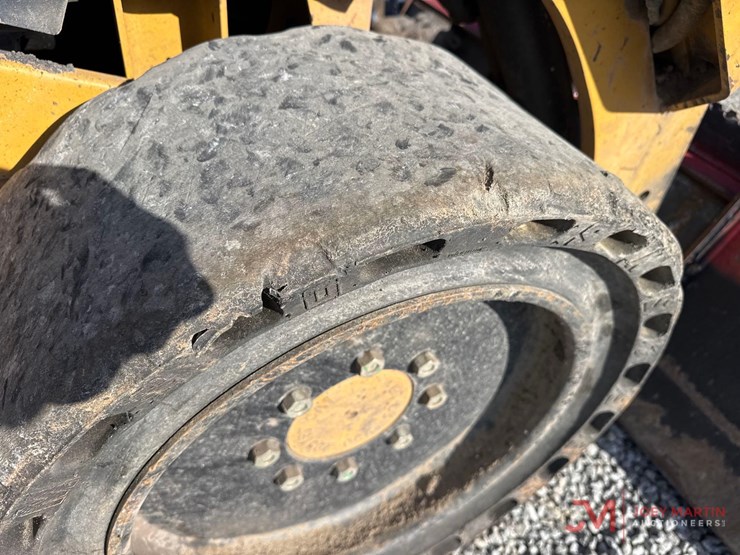 2014-caterpillar-262d-image-19