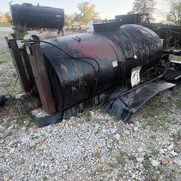 #23972 • Etnyre 8' Asphalt Tanker