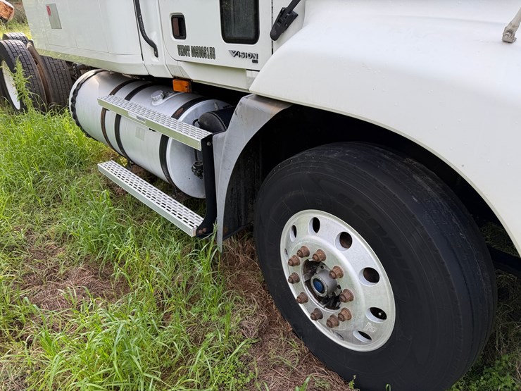#502-•-2005-mack-cxn613-truck---2005-mack-road-tractor-w/-sleeper-image-8