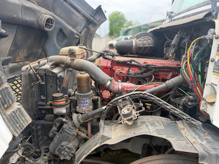 #571-•-2005-volvo-vnl-truck-image-8