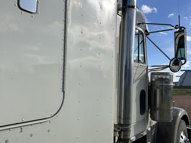 2006-freightliner-fld132-classic-xl-image-22