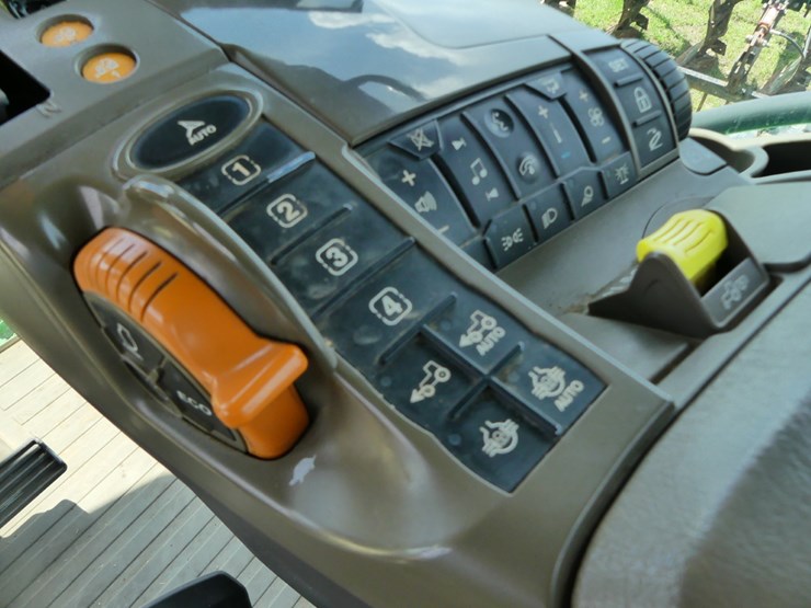 2020-john-deere-7r-210-image-32