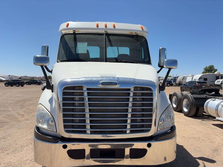 2010-freightliner-cascadia-113-image-7
