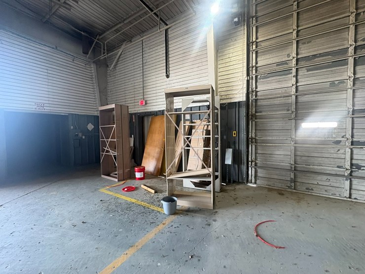 #42113-•-lot-of-miscellaneous-doors-&-shelving-image-2