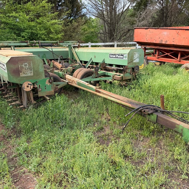 #513 • 30 Foot Great Plains Drill