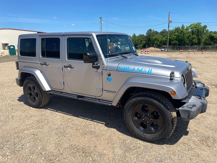 2015-jeep-wrangler-unlimited-sahara-image-4