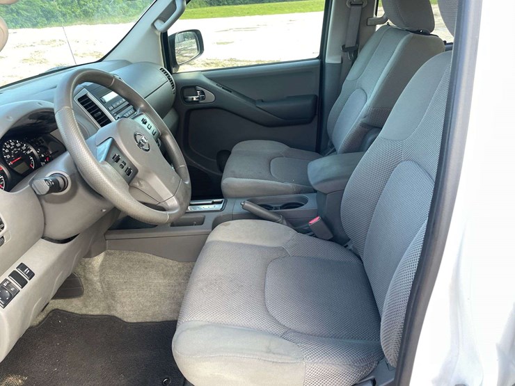2012-nissan-frontier-sv-image-10