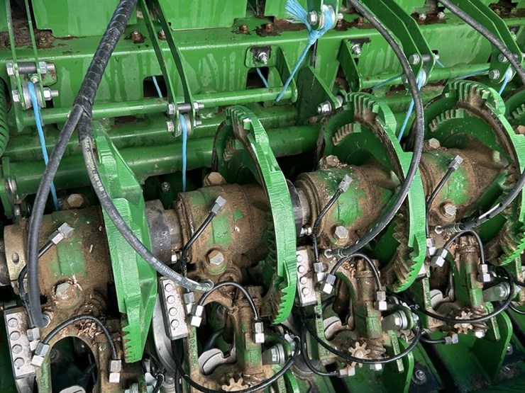 2016-john-deere-l340-image-34