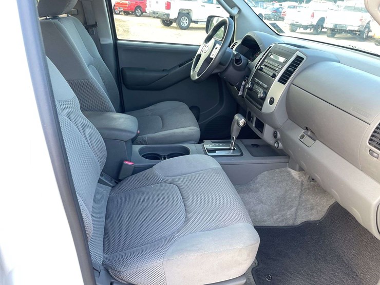 2012-nissan-frontier-sv-image-18
