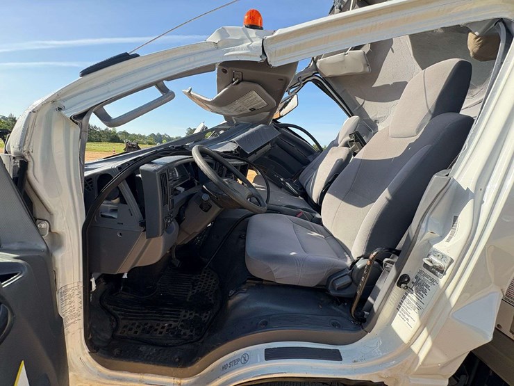 2021-isuzu-npr-image-11