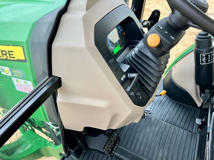 2025-john-deere-5055e-image-16