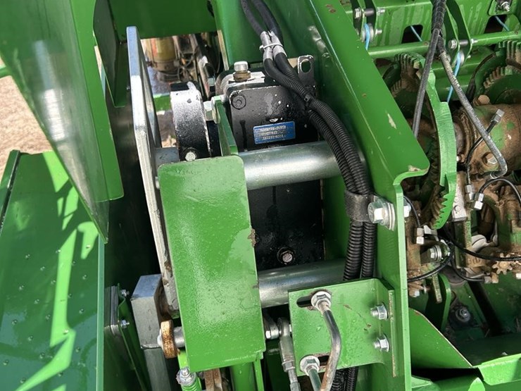 2016-john-deere-l340-image-38