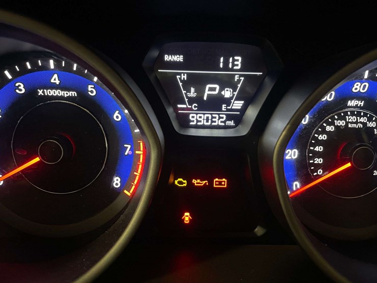 2016-hyundai-elantra-4-door-sedan-(99,032-miles)-wrecked-image-24
