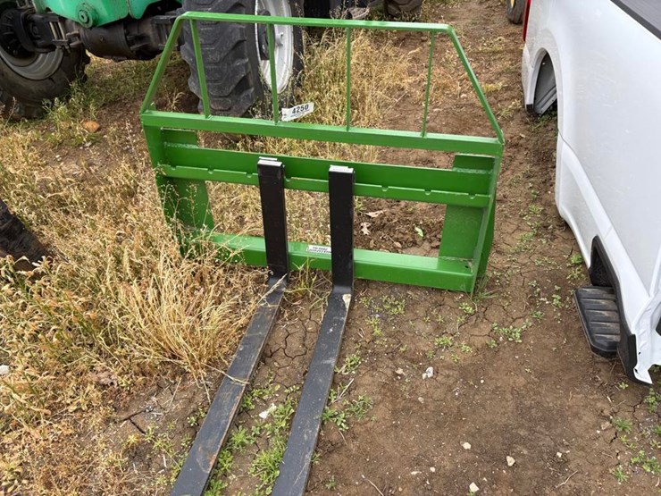 john-deere-kivel-pallet-fork-attachment-image-2