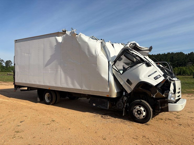 2021-isuzu-npr-image-4