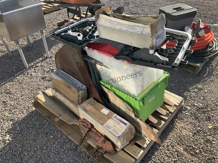 pallet-of-misc,-24in-excavator-bucket,-blower,-image-3