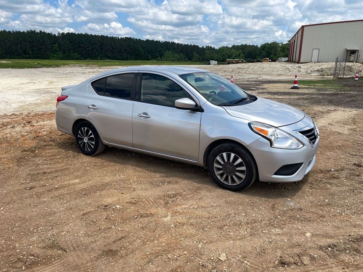 2017-nissan-versa-sv-4-door-sedan-(191,051-miles)-image-4