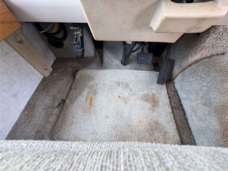 2003-winnebago-"brave"-motor-home-(12,893-miles-showing)-image-17