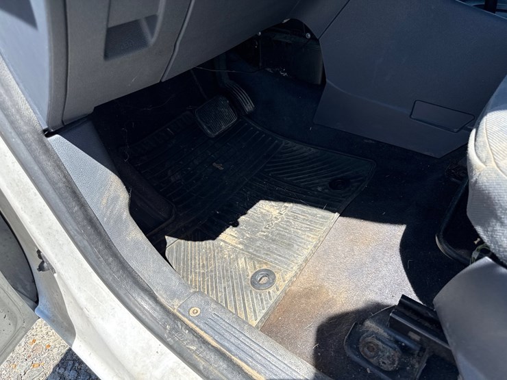 2010-ford-cargo-image-26