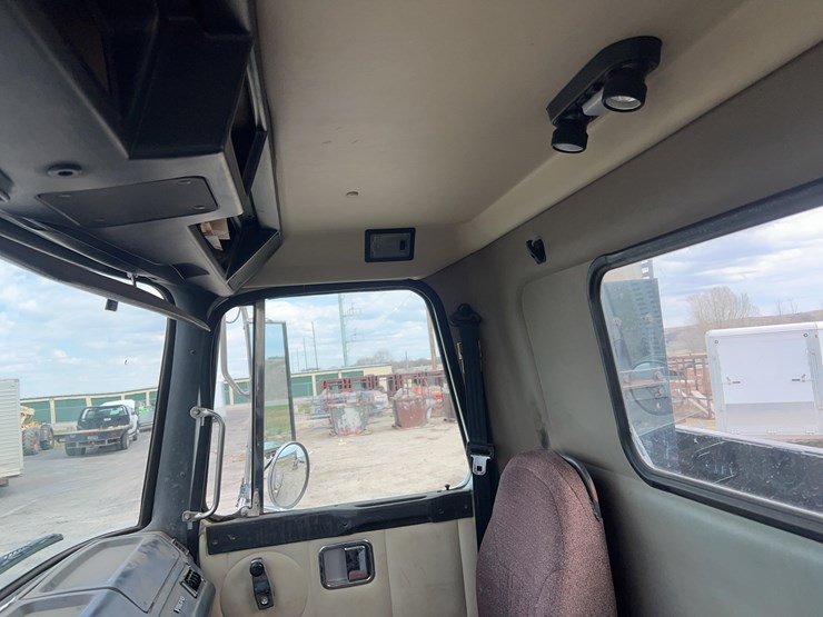1995-volvo-truck-image-78