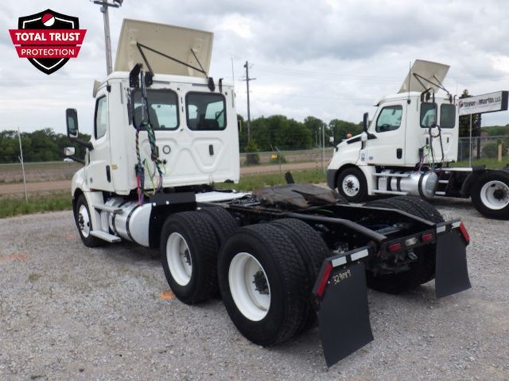 2019-freightliner-cascadia-126-image-13