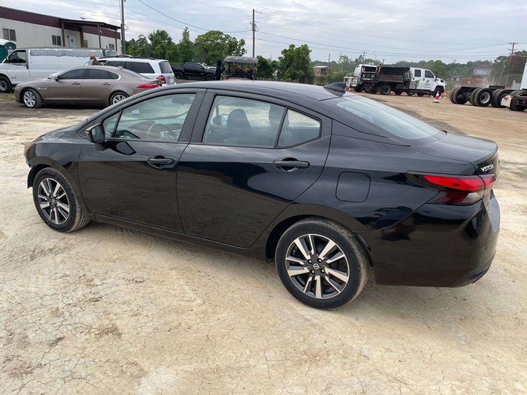 2021-nissan-versa-sv-4-door-sedan-(131,852-miles)-image-2