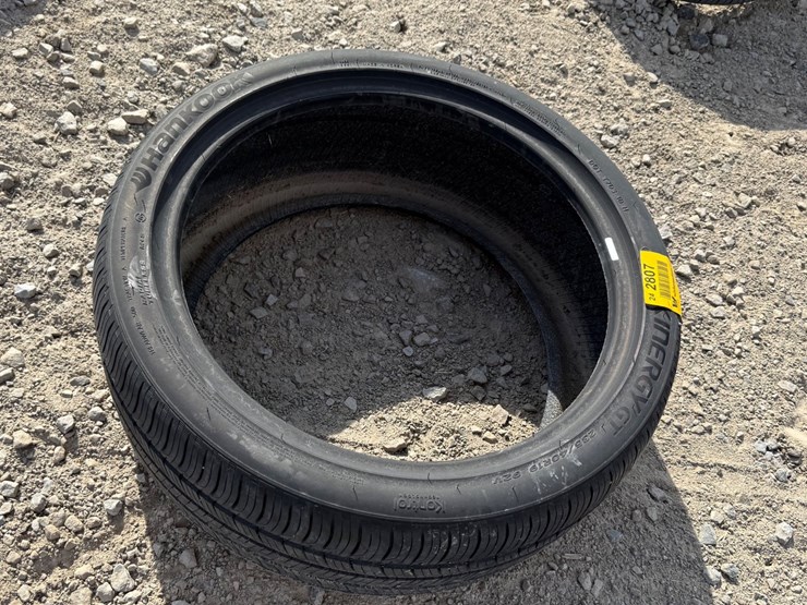 #2807-•-(1)-235/40r19-tire-inv#-2807-image-1
