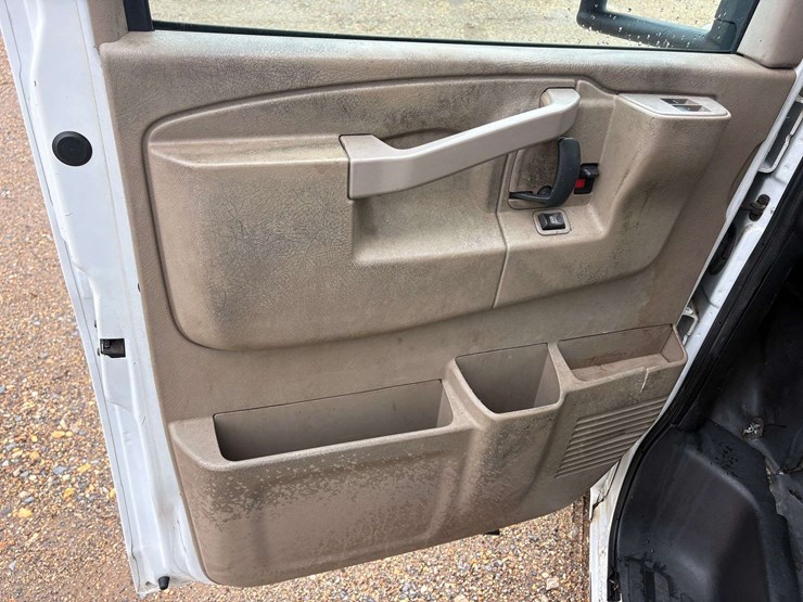 2018-chevrolet-express-3500-image-11