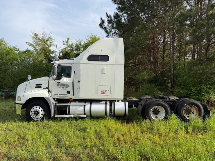 #502-•-2005-mack-cxn613-truck---2005-mack-road-tractor-w/-sleeper-image-2