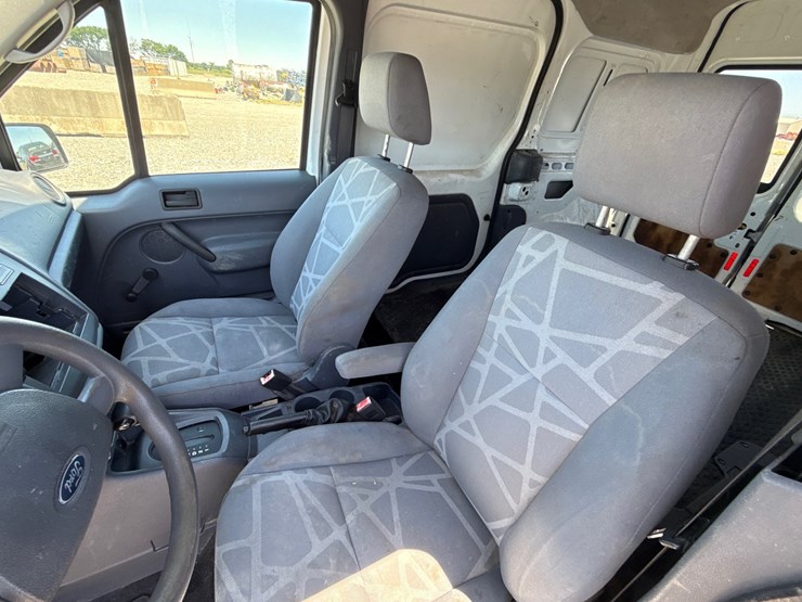 2010-ford-cargo-image-21