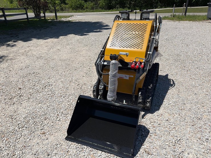 #229-•-unused-2026-agt-mx-crt23-mini-skid-steer-loader-image-2