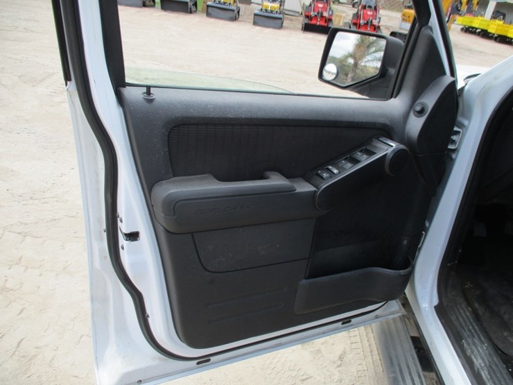 2010-ford-explorer-xlt-image-16