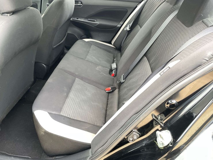 2021-nissan-versa-sv-4-door-sedan-(131,852-miles)-image-14