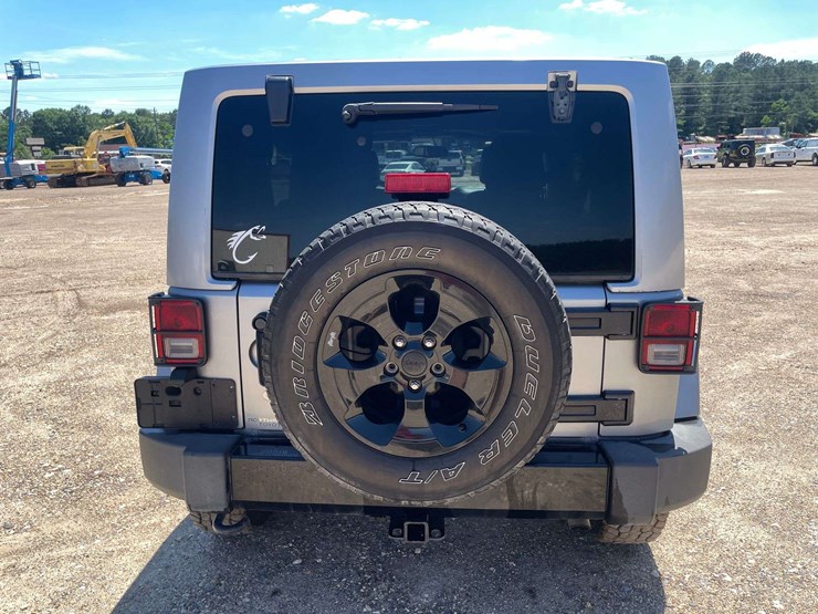 2015-jeep-wrangler-unlimited-sahara-image-6