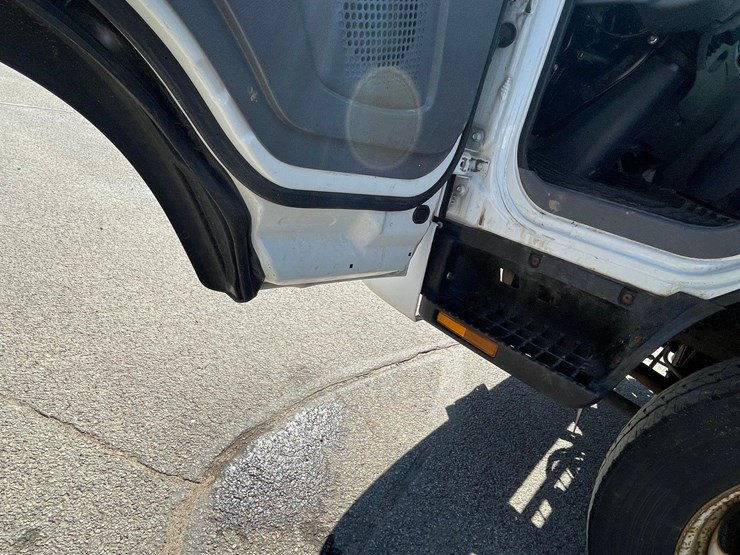 #3278-•-2017-isuzu-n-series-straight-truck-(has-wi-title)-image-41