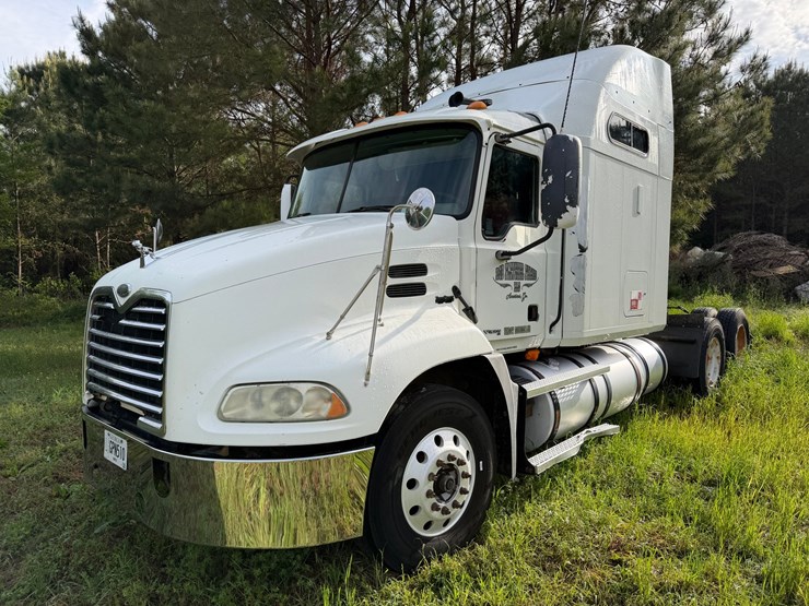 #502-•-2005-mack-cxn613-truck---2005-mack-road-tractor-w/-sleeper-image-1