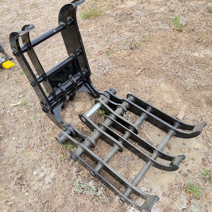 #605 • 16" Mini Excavator Thumb Attachment
