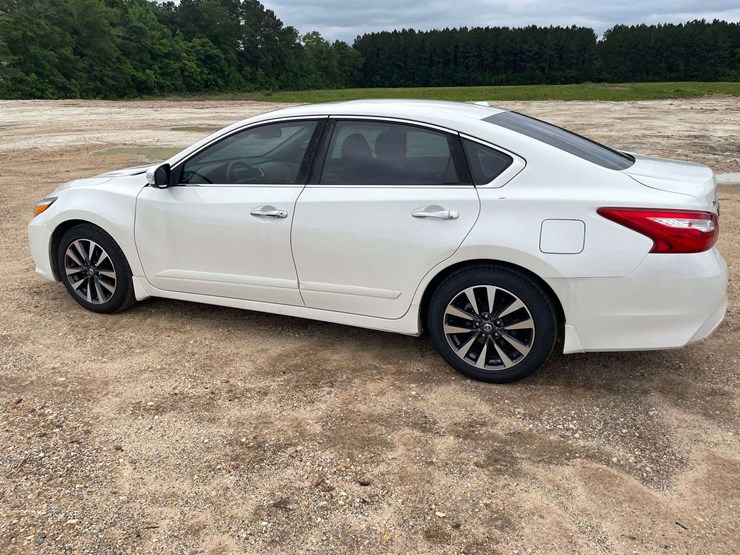 2016-nissan-altima-sl-4-door-sedan-(159,573-miles)-image-2