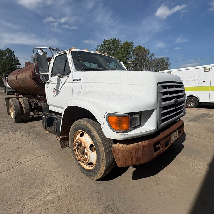 1999 FORD F800