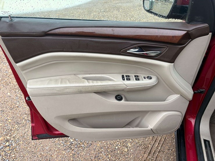 2010-cadillac-srx-image-13