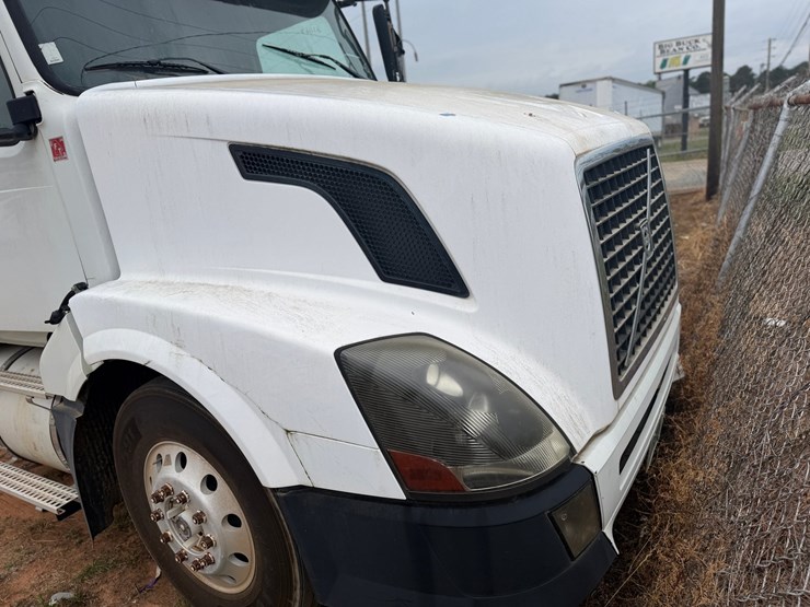 #571-•-2005-volvo-vnl-truck-image-7