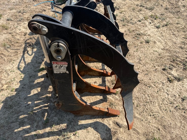 #558-•-john-deere-rr72-–-6’-skid-steer-hydraulic-grapple-image-2