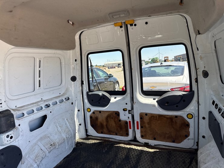 2010-ford-cargo-image-13